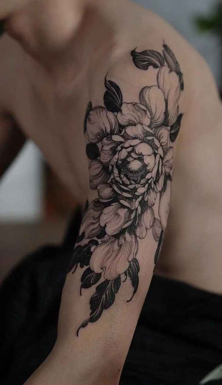 Tatouage floral noir et blanc