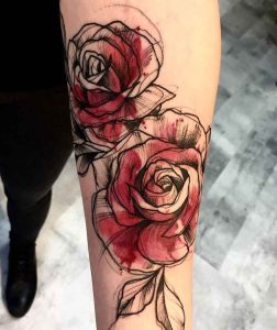 Tatouage floral réaliste rose rouge avant bras