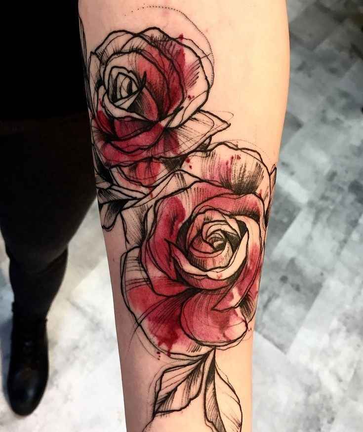 Tatouage floral réaliste rose rouge avant bras