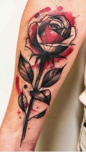 Tatouage floral réaliste rose rouge