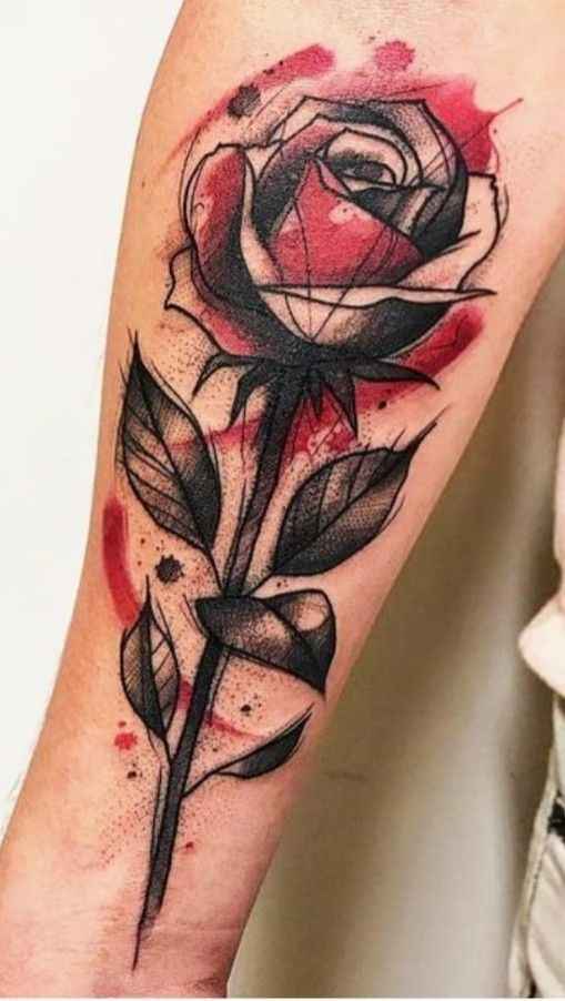 Tatouage floral réaliste rose rouge