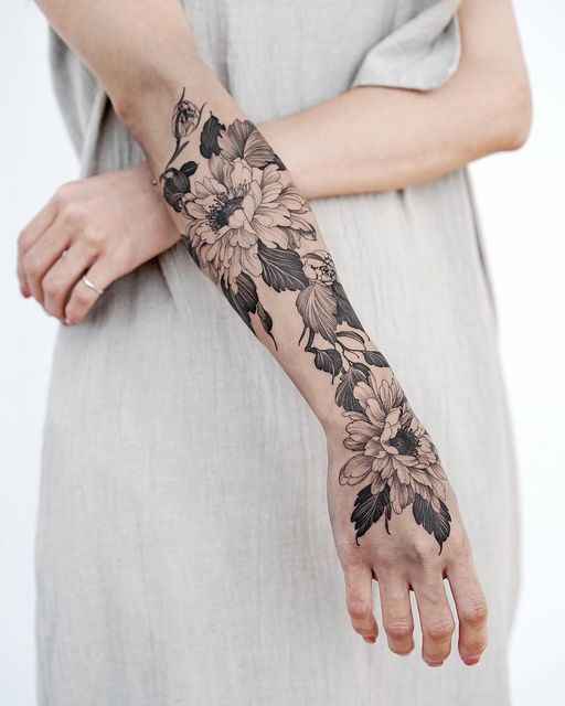 Tatouage pivoine japonaise blackwork sur avant bras