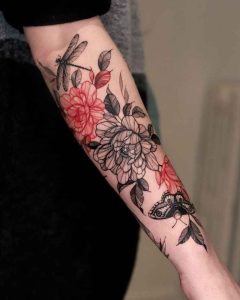 tatouage fleural rouge et noir