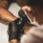 preparation et tenue pour une tatouage