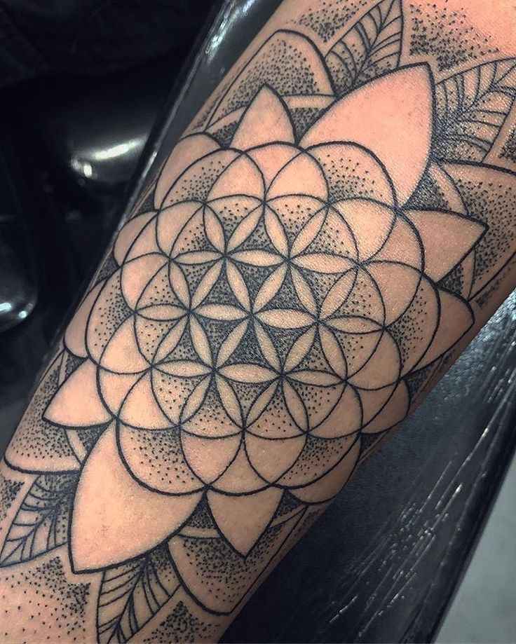Détail de tatouage en pointillisme 2_1