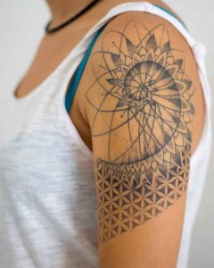 Détail de tatouage en pointillisme 3_2