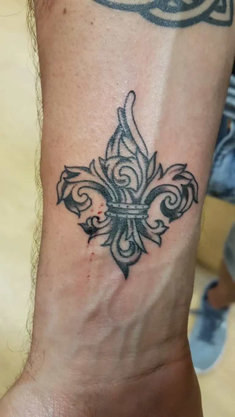 Fatline Tattoo Club 6 768x1365
