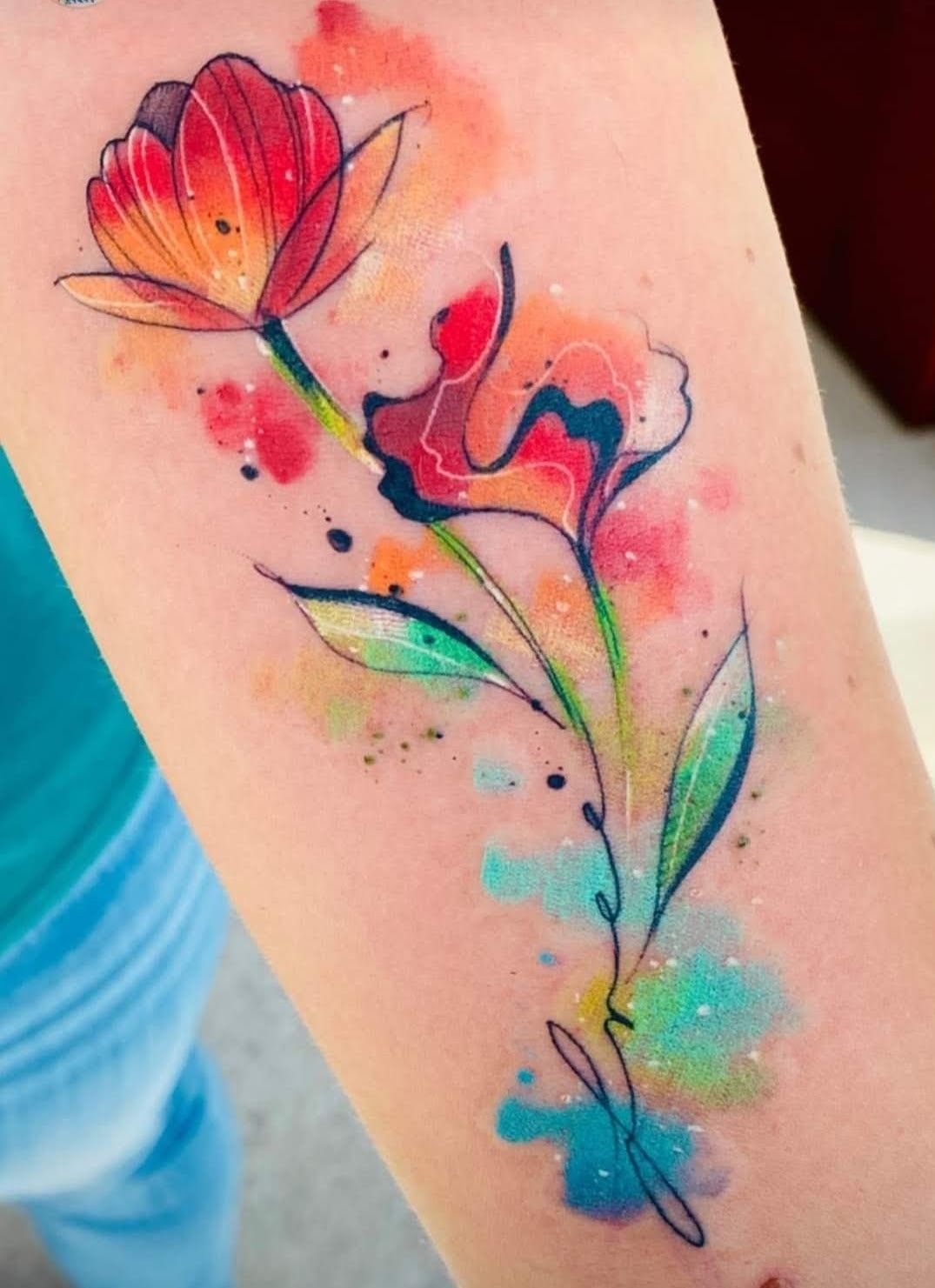 Tatouage aquarelle fleur sur avant-bras