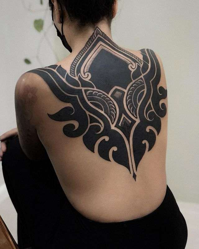 Tatouage blackout à motifs négatifs sur dos_2