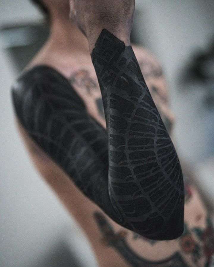 Tatouage blackout à motifs négatifs_3