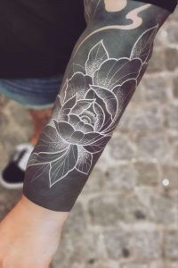 Tatouage blackout fleural