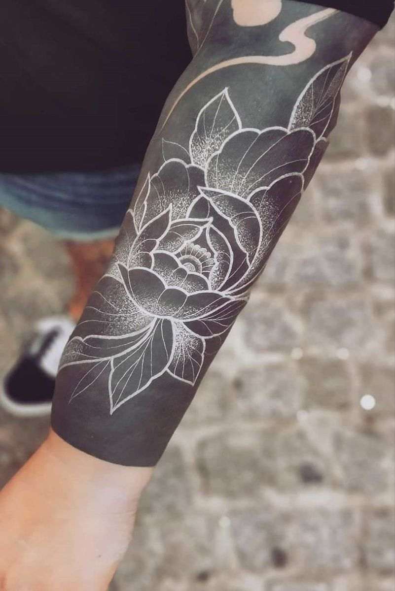 Tatouage blackout fleural