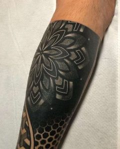 Tatouage blackout minimaliste