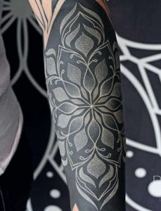 Tatouage blackout ornemental _6