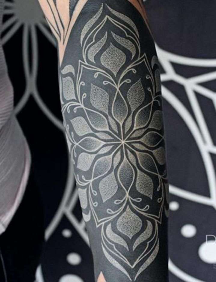 Tatouage blackout ornemental _6