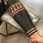 Tatouage blackout sur bras taoueur_7