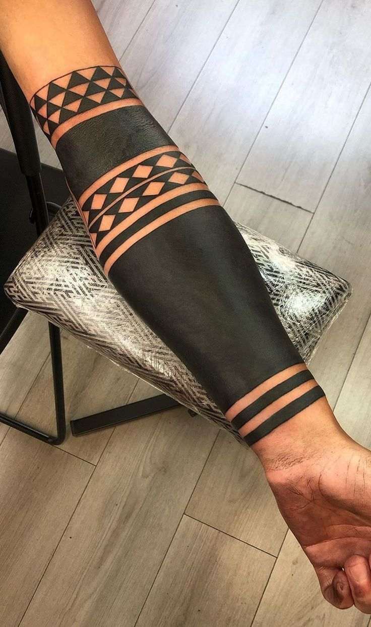 Tatouage blackout sur bras taoueur_7