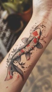 Tatouage carpe koi en couleur sur lavant bras