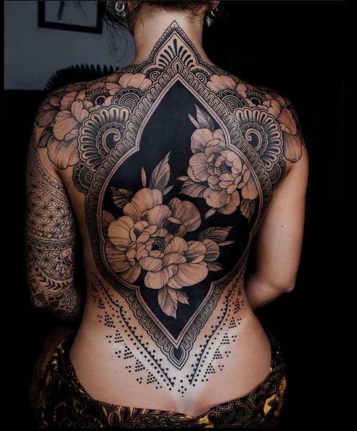 Tatouage floral ornemental dos femme_5_11zon