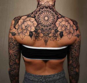 Tatouage floral ornemental femme dos_6_11zon