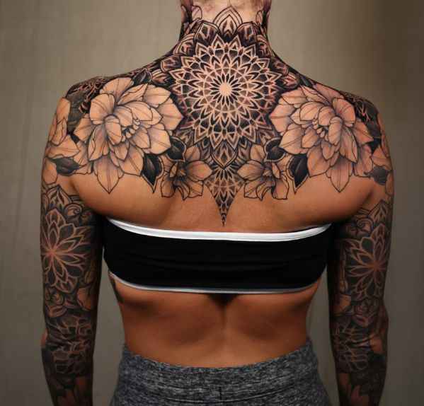 Tatouage floral ornemental femme dos_6_11zon