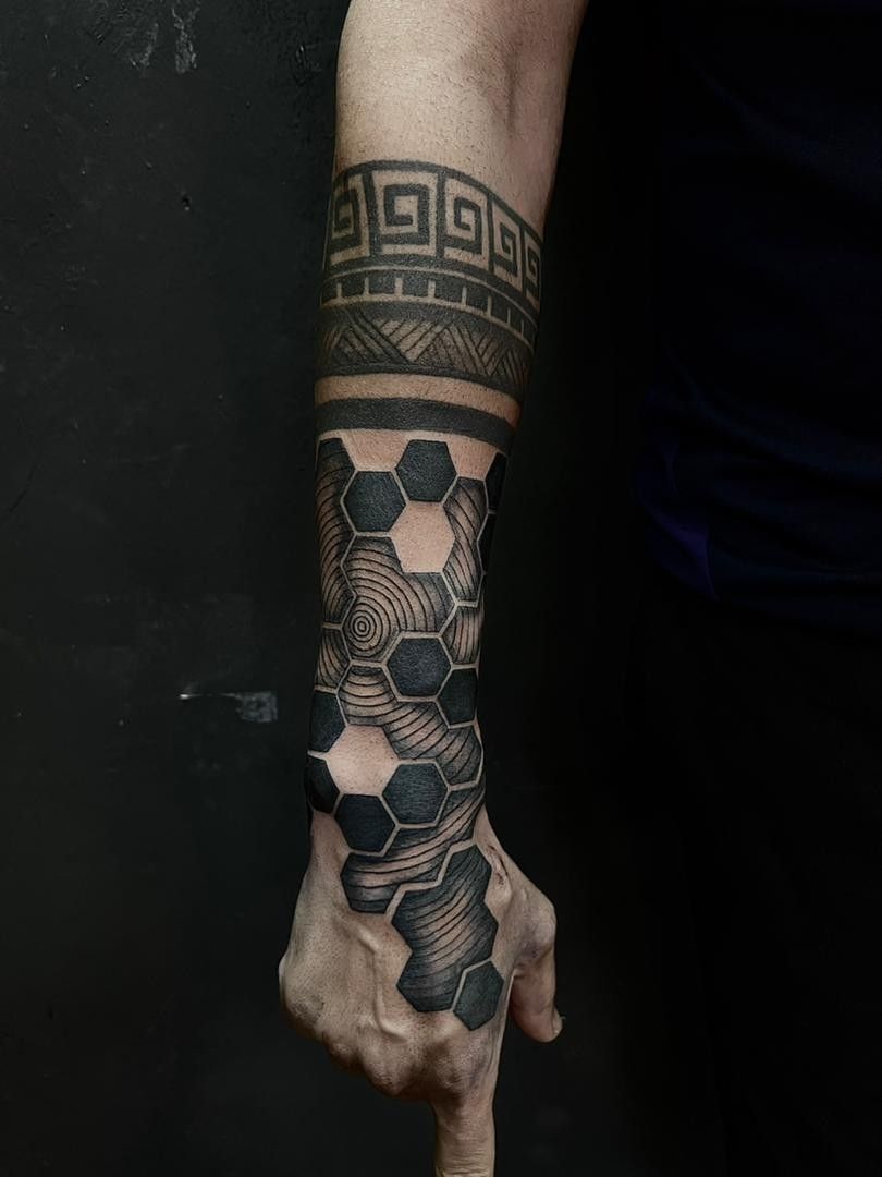 Tatouage géométrique blackwork bras