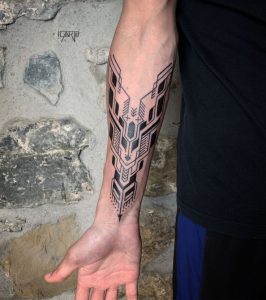 Tatouage géométrique homme