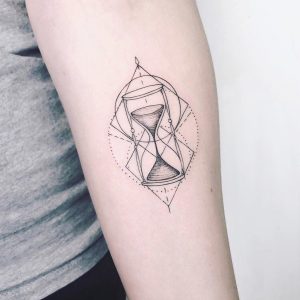 Tatouage géométrique minimaliste – triangle et cercle