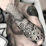 Tatouage géométrique noir