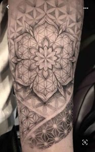 Tatouage géométrique sacré en Dotwork_8