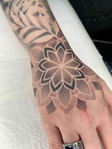 Tatouage handpoke Dotwork_9_11zon