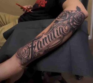 Tatouage lettrage Familia 