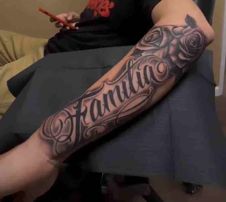 Tatouage lettrage Familia 