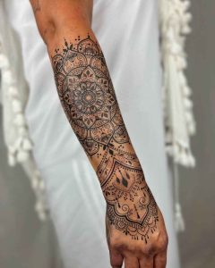 Tatouage mandala minimaliste sur main_8_11zon