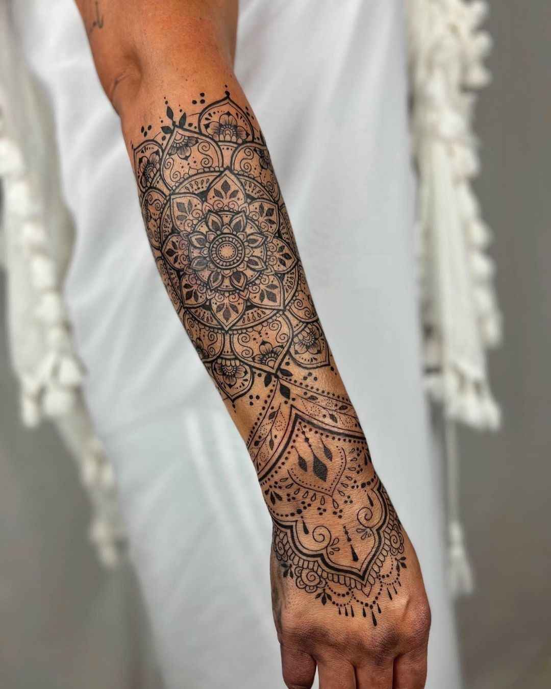 Tatouage mandala minimaliste sur main_8_11zon