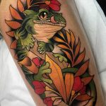 Tatouage néo-traditionnel composition florale et animal_6