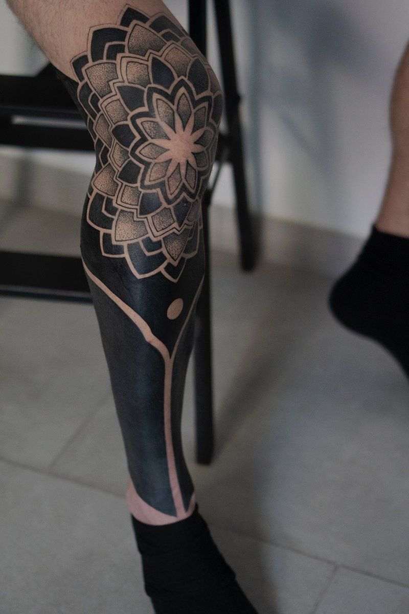 Tatouage noir complet sur jambe