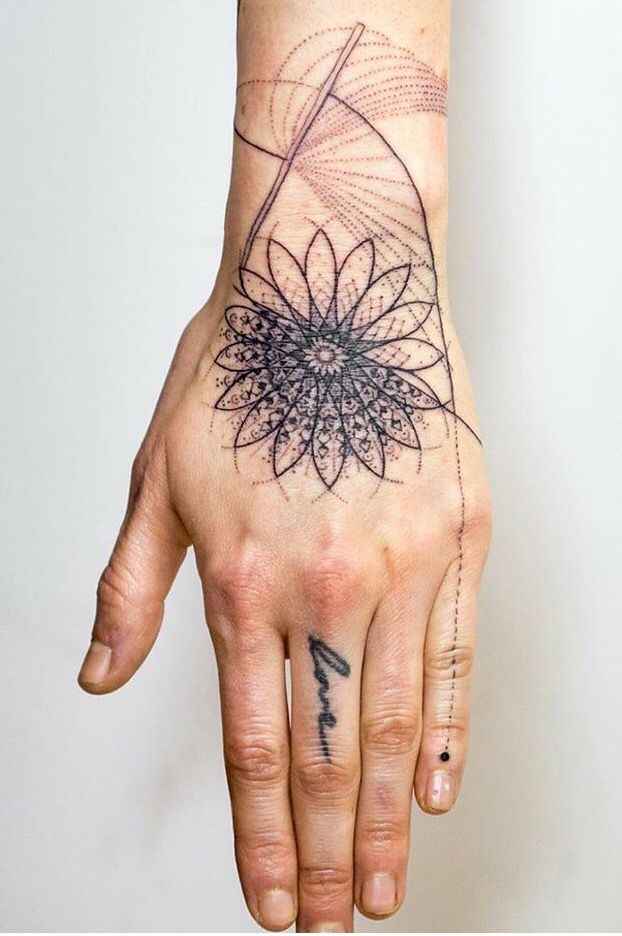 tatouage Fine Line main noir_8_11zon
