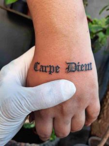 tatouage carpe diem main_1_11zon