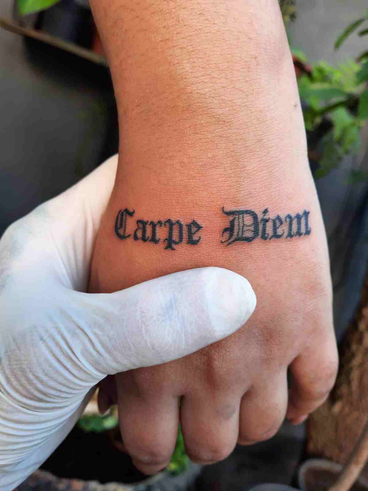 tatouage carpe diem main_1_11zon