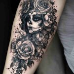 tatouage chicano noir et gris sur avant-bras _
