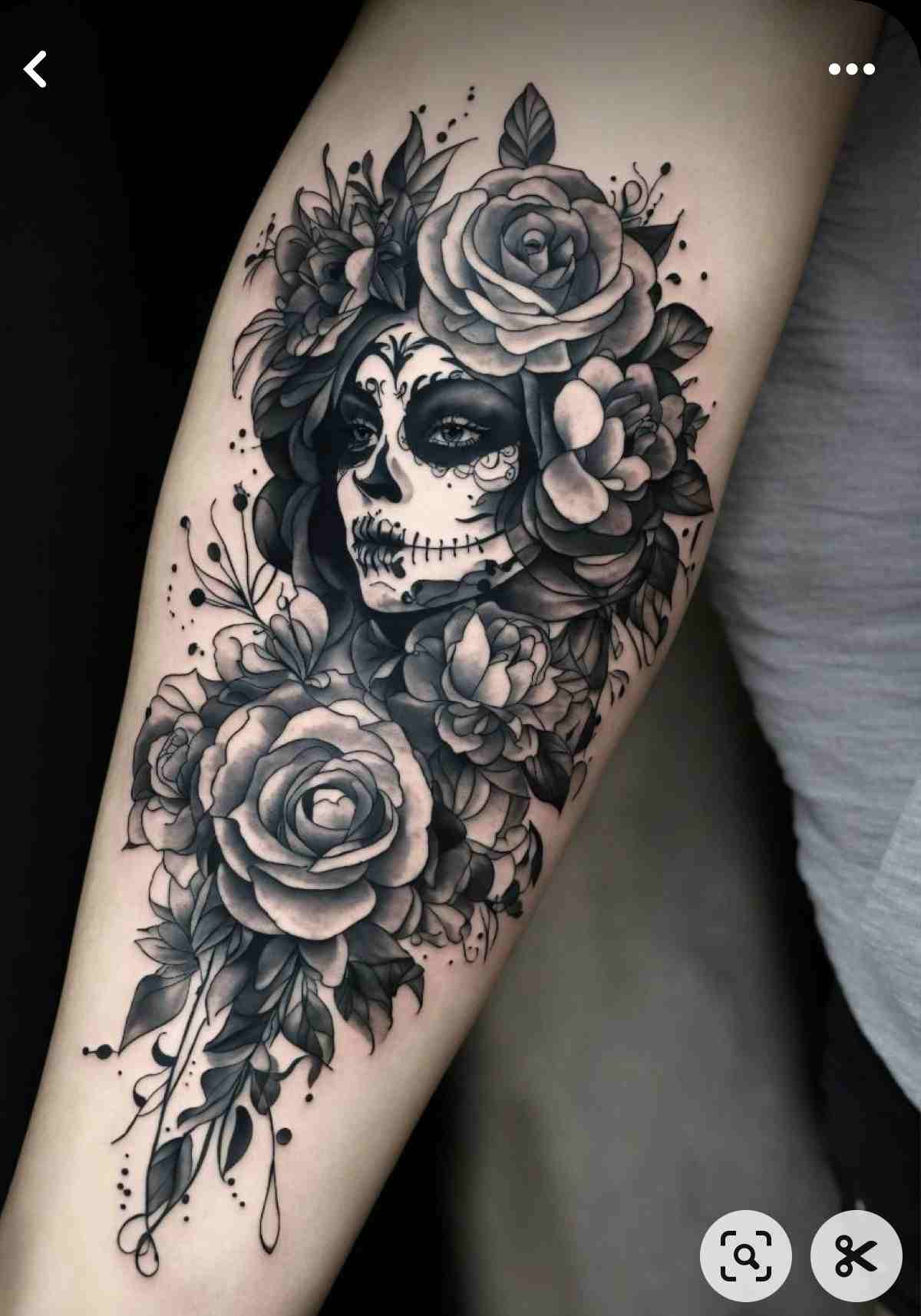tatouage chicano noir et gris sur avant-bras _