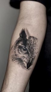 tatouage chouette animal bras noir