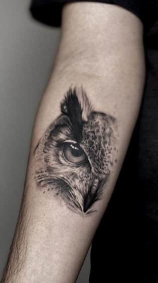 tatouage chouette animal bras noir