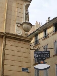 Architecture provençale d'Aix-en-Provence, ville reconnue pour ses artistes tatoueurs