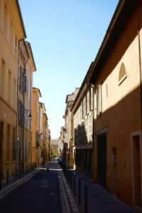 Rue d'Aix-en-Provence, ville reconnue pour ses artistes tatoueurs