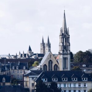 Église de Caen en Normandie, ville reconnue pour ses artistes tatoueurs