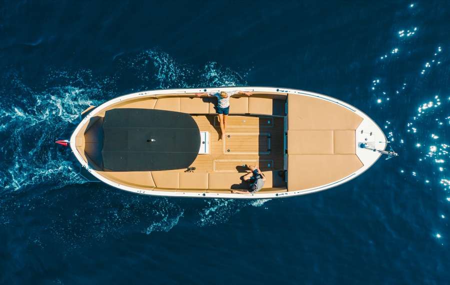 Port et bateau à Cannes sur la Méditerranée, ville reconnue pour ses artistes tatoueurs