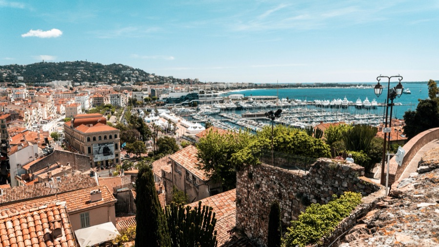 Vue aérienne de Cannes, ville reconnue pour ses artistes tatoueurs
