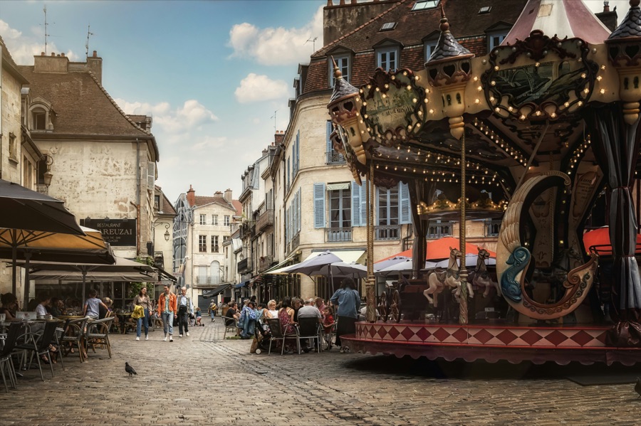 Rue animée du centre-ville de Dijon, ville reconnue pour ses artistes tatoueurs